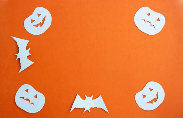 假日框架 万圣节假期的概念 万圣节装饰南瓜蝙蝠橙色背景下的鬼魂平面床 顶视图文字空间 — 图库照片