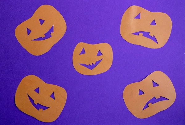 Naranja Calabazas Divertidas Fondo Púrpura Concepto Halloween — Foto de Stock