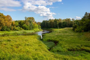 Önümüzde orman, dere ve nehir manzarası var. Güzel manzara..