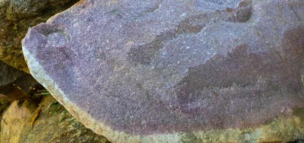 Suelo Hay Una Piedra Granito Púrpura — Foto de Stock