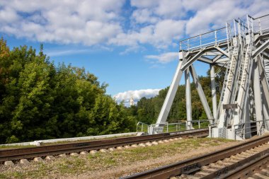 Kırsal kesimdeki çelik köprü üzerinde demiryolu hattı..