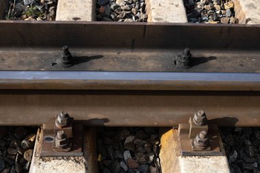 Paslı demiryolu bağlayıcıları, demiryolu parçaları, paslı cıvatalar, fındıklar..