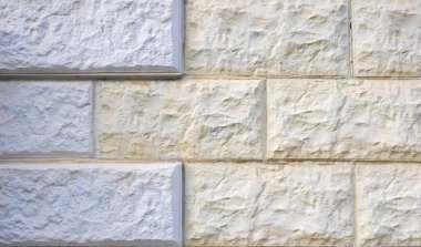 Duvarlarda beyaz ve sarı pürüzlü fayanslar. arkaplan dokusu.