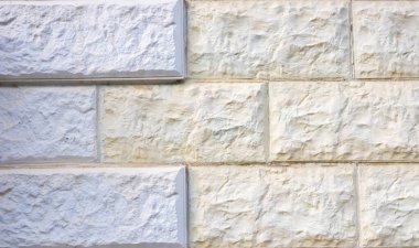 Duvarlarda beyaz ve sarı pürüzlü fayanslar. arkaplan dokusu.