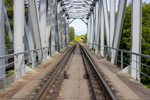 Bahngleise Auf Einer Stahlkonstruktion Grünen — Stockfoto