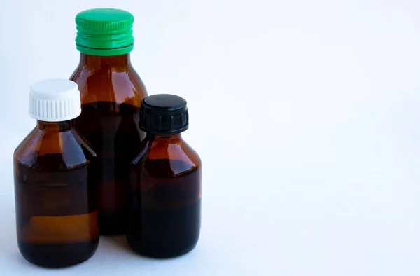 Темные Стеклянные Бутылки Антисептиками Травяные Настойки Другие Жидкие Лекарства Белом — стоковое фото