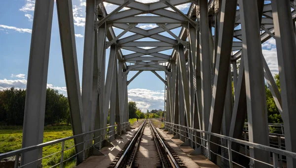 Kırsal kesimdeki çelik köprü üzerinde demiryolu hattı..