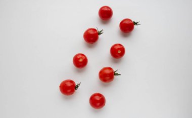 Beyaz arka planda izole edilmiş kiraz domatesleri. Yukarıdan manzara. Hasat konsepti