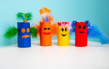 Cadılar Bayramı konsepti, karnaval ve yeni yıl. Tuvalet kağıdı rulosundan mücevher canavarları. Basit zanaat, yaratıcı fikir, DIY. Çevre dostu bobinler yeniden kullanılıyor.