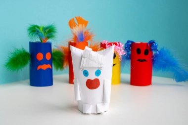 Cadılar Bayramı konsepti, karnaval ve yeni yıl. Tuvalet kağıdı rulosundan mücevher canavarları. Basit zanaat, yaratıcı fikir, DIY. Çevre dostu bobinler yeniden kullanılıyor.