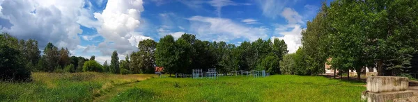 Vista Gramado Verde Com Árvores Com Céu Azul Colorido — Fotografia de Stock