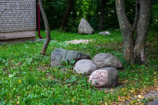 Büyük Granit Taş Bahçedeki Yeşil Çimlerde Taşlar — Stok fotoğraf