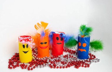Cadılar Bayramı konsepti, karnaval ve yeni yıl. Tuvalet kağıdı rulosundan mücevher canavarları. Basit zanaat, yaratıcı fikir, DIY. Çevre dostu bobinler yeniden kullanılıyor.