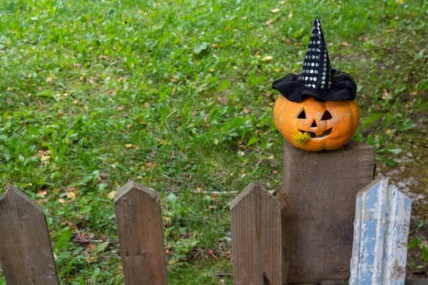 Una Calabaza Alegre Sombrero Una Bruja Está Sentada Cerca Concepto — Foto de Stock