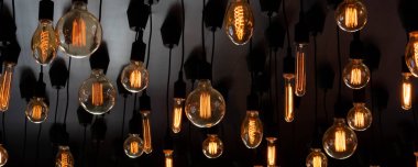 Siyah tavan arkaplanına retro Edison lambası yerleştir. Kavram fikri.