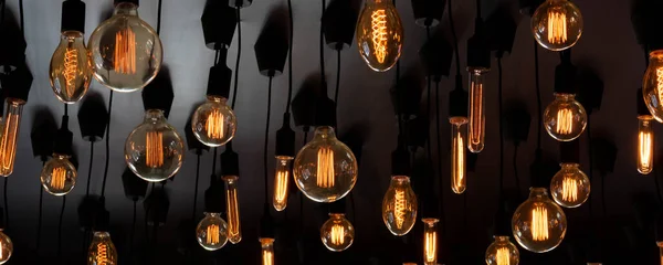 Siyah tavan arkaplanına retro Edison lambası yerleştir. Kavram fikri.