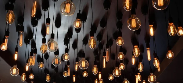 Retro Edison Lámpa Egy Fekete Háttér Mennyezet Elméleti Ötlet — Stock Fotó