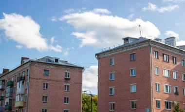 Gökyüzüne karşı iki pembe apartman..
