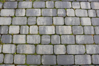 Beton kaldırım dokusu ya da kaldırım döşemeleri, üst manzara. Kaldırımdaki bloklar, taşla döşenmiş yolun ayrıntıları.