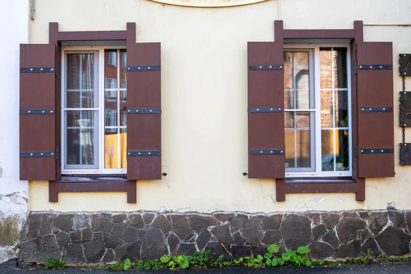 Két Ablak Redőnyökkel Egy Lakóépület Rózsaszín Homlokzatán — Stock Fotó