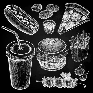 Yiyecek ve içecek. Hamburger, patates kızartması, pizza, nuggets, kebaplar, sarımsak, ketçap, sıcak izole köpek. Fast food restoranlar ve kafeler için tasarlanmıştır. Vektör çizim sanat ayarlayın. Beyaz tebeşir kara tahta üzerinde.