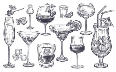 Alkollü içecekler ayarlayın. Cam şampanya, margarita, brendi, viski ile buz, kokteyl, şarap, votka, tekila ve konyak. Siyah ve beyaz vintage oyma izole. El çizimi. Vektör çizim