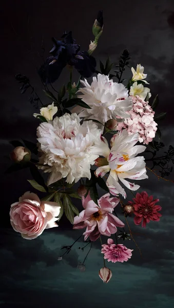Beyaz peonies, gül ve diğer çiçek çiçek. Siyah güzel bahçe çiçek buket. Çiçek dekorasyon. Antika arka plan. Barok tarzı.