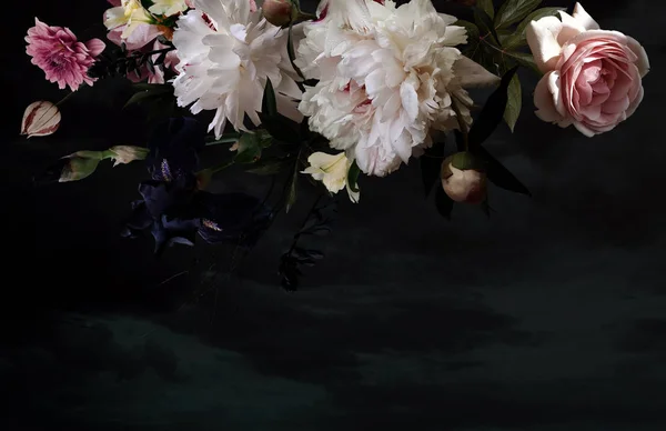 Vintage çiçek kartı. Güzel bahçe çiçekleri. Şakayık, gül, lale, zambak, siyah arka plan üzerinde ortanca. Kartvizitler, kapaklar, kozmetik ambalaj, iç dekorasyon, telefon kılıfı için şablon.