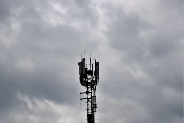 Tour Télécommunications Sur Fond Des Nuages — Photo