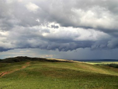 Bozkırın üzerinde kara fırtına bulutları