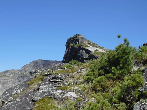 Ergaki Sayan Adormecido Pedra Pendurada — Fotografia de Stock