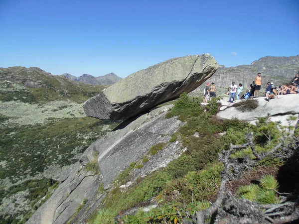 Ergaki Sayan Adormecido Pedra Pendurada — Fotografia de Stock