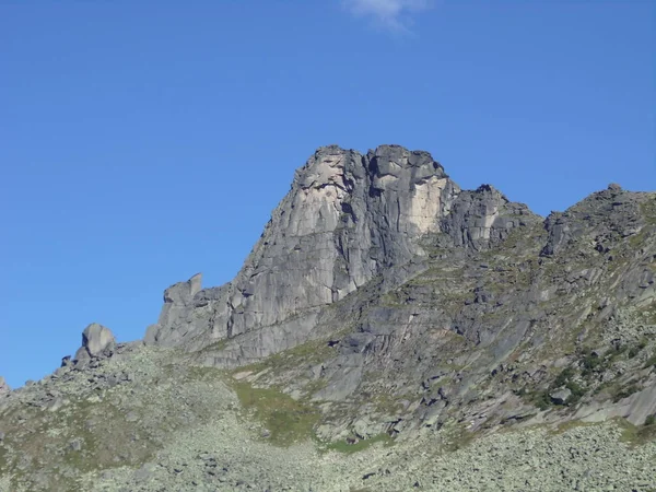 Ergaki Sayan Adormecido Pedra Pendurada — Fotografia de Stock