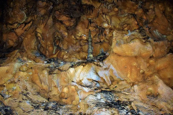 Borodino mağarası. Khakassia.Rusya.