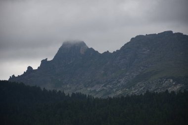 Sayanlar, Ergaki sırtı, Asılı Taş, sanatçılar geçidi....