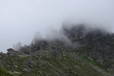 Sayanlar, Ergaki sırtı, Asılı Taş, Artistlerin dağ geçidi Güney Sibirya....
