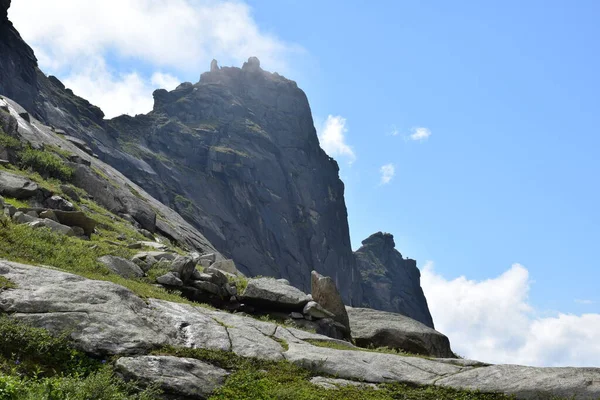 Sayans Ergaki Cume Hanging Stone Paisagem Montanha Passagem Artistas — Fotografia de Stock