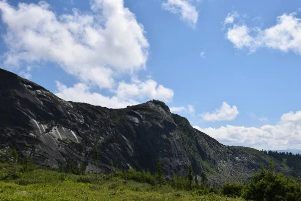 Sayans Ergaki Bergkam Hangende Steen Kunstenaarspas Berglandschap — Stockfoto