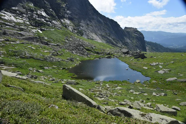 Sayans Ergaki Cume Hanging Stone Paisagem Montanha Passagem Artistas — Fotografia de Stock