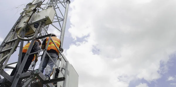 타워에서 일하는 기술자 노동자는 타워에 고위험 장비를 작동하기위한 장비를 — 스톡 사진