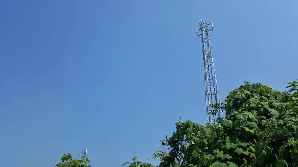 Alta Torre Telecomunicações Fundo Céu Azul — Fotografia de Stock