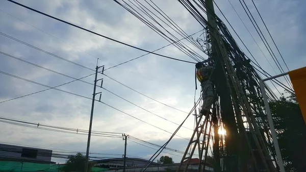 Técnico Que Trabaja Poste Eléctrico Trabajos Mantenimiento Trabajo Alto Riesgo —  Fotos de Stock