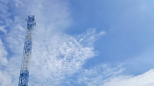 Alta Torre Telecomunicaciones Sobre Fondo Azul Del Cielo —  Fotos de Stock