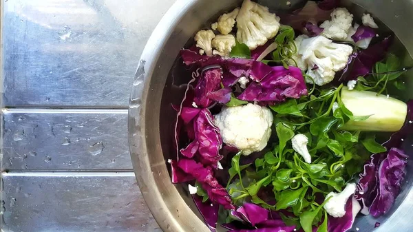 Mezcla Verduras Cocina Proceso Lavado Para Verduras Limpias —  Fotos de Stock