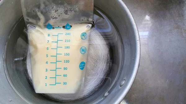Descongelar Leche Materna Con Agua Temperatura Normal —  Fotos de Stock
