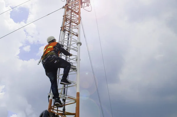 Людина Працює Високій Вежі Або Полюсі Телекомунікацій Робота Високим Ризиком — стокове фото