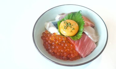 beyaz yay suşi don, japon gıda, taze balık ile pirinç, birçok balık tepesi, somon, otoro, ton balığı, pirinç