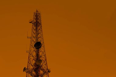 yüksek telekomünikasyon kulesi, internet ağı için ekipman. Fotoğrafın alacakaranlık zamanı.