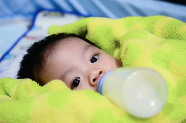 Säugling Trinkt Milch Indem Flasche Auf Bett Füttert — Stockfoto