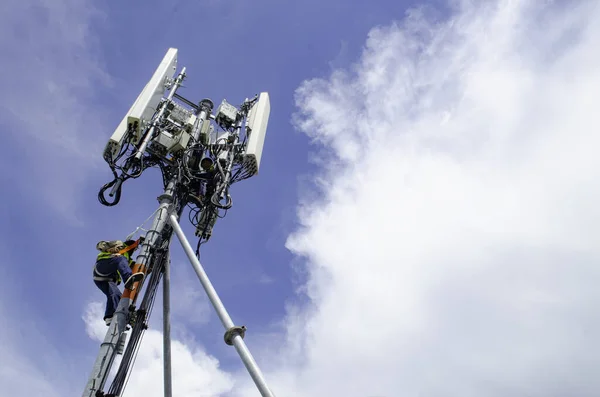 Інженер Носить Обладнання Безпеки Високу Телекомунікаційну Вежу Обслуговування Роботи — стокове фото